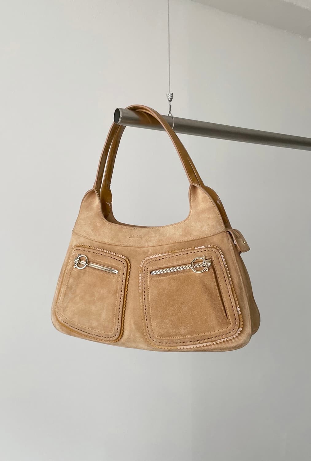 페레가모 스웨이드 핸드백 상품이미지1