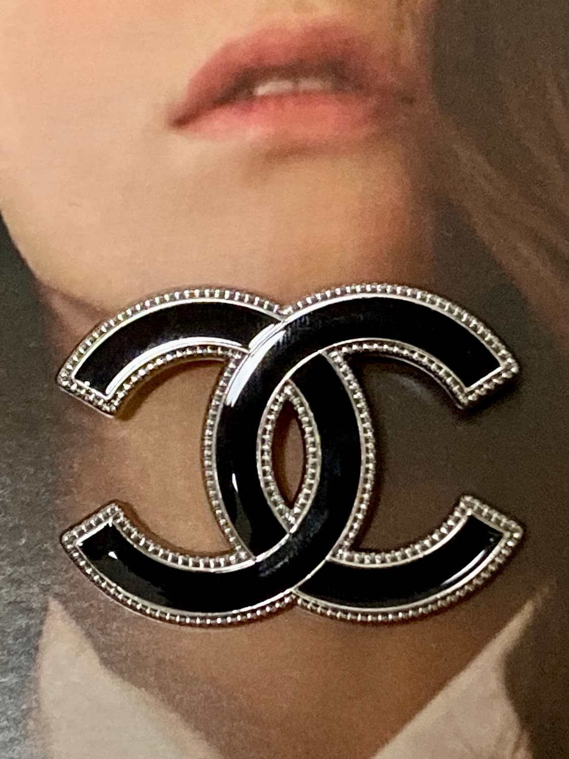 샤넬 CC로고 블랙 업사이클링 브로치 상품이미지2