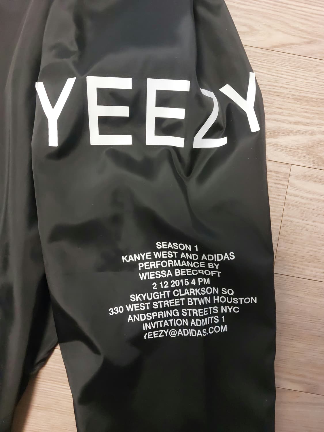 이지시즌1 yeezus투어 바람막이 공식머천 상품이미지2