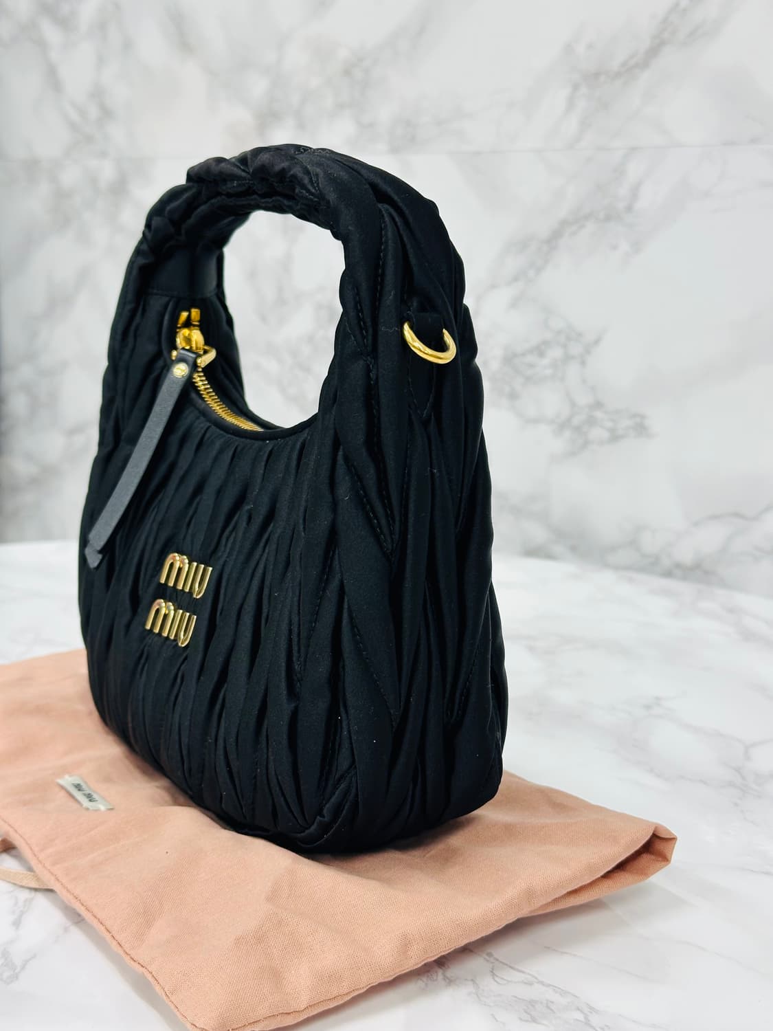 [새상품급/풀구성] 미우미우 완더 마틀라세 사틴 미니 호보백 상품이미지5