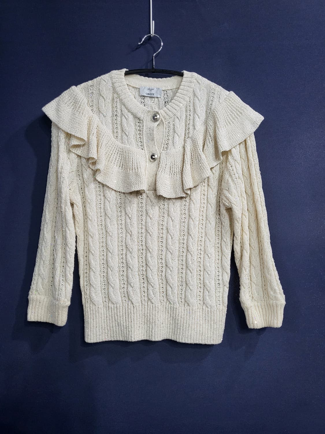 한섬 오브제 시퀸 프릴 니트탑 상품이미지1