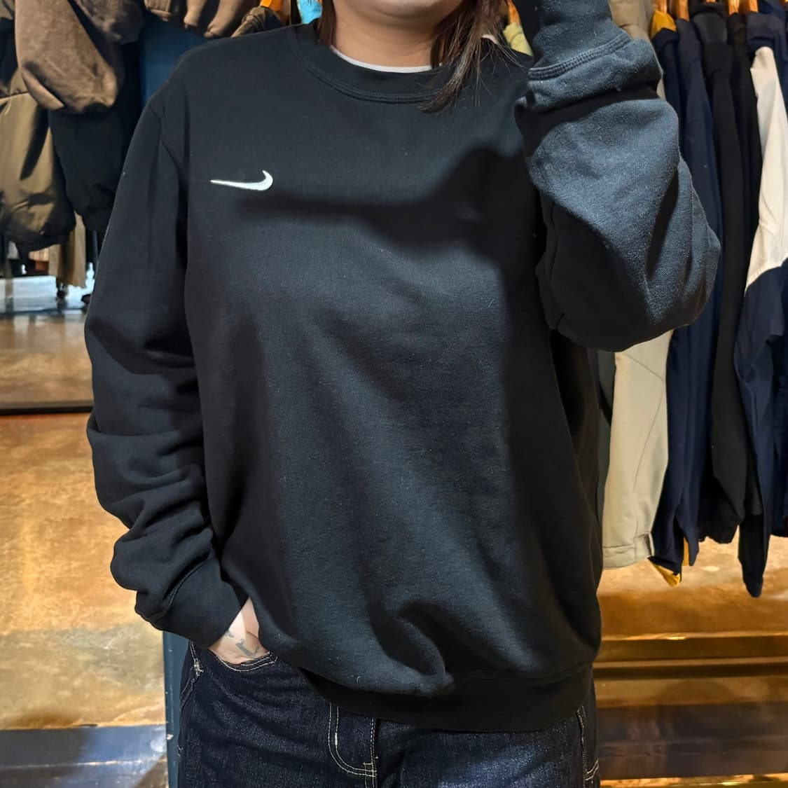 나이키 스우시 블랙 맨투맨 상품이미지1