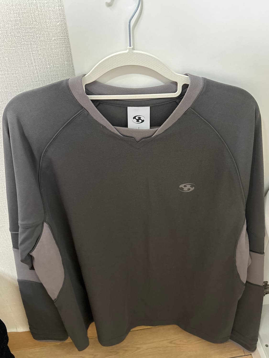 산산기어 파이핑 블락 롱슬리브 차콜 2 상품이미지2