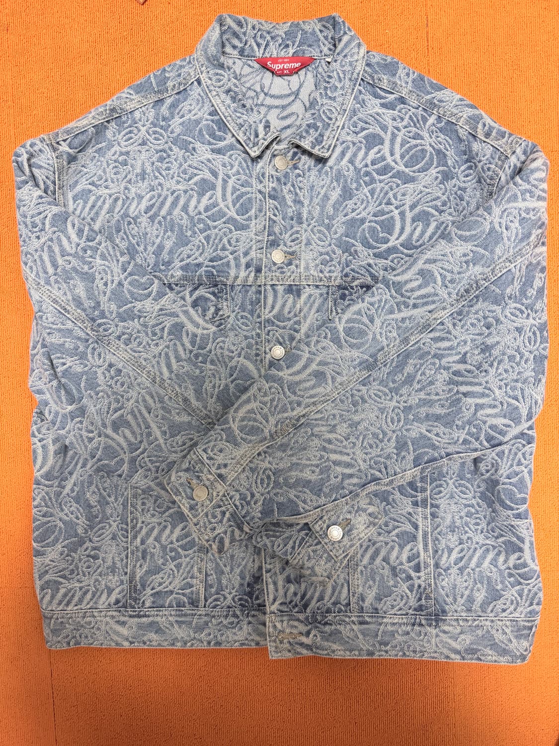 슈프림 스크립트 자카드 데님 트러커 자켓 워시드 블루 - 22FW 상품이미지1