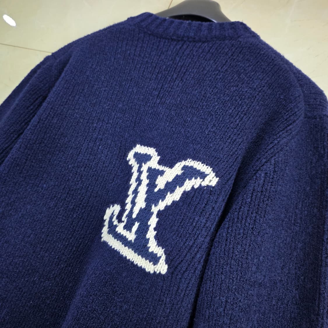 {클로젯}[M][26F/w백화점판]루이비통 LV 인타르시아 크루넥 니트 상품이미지4