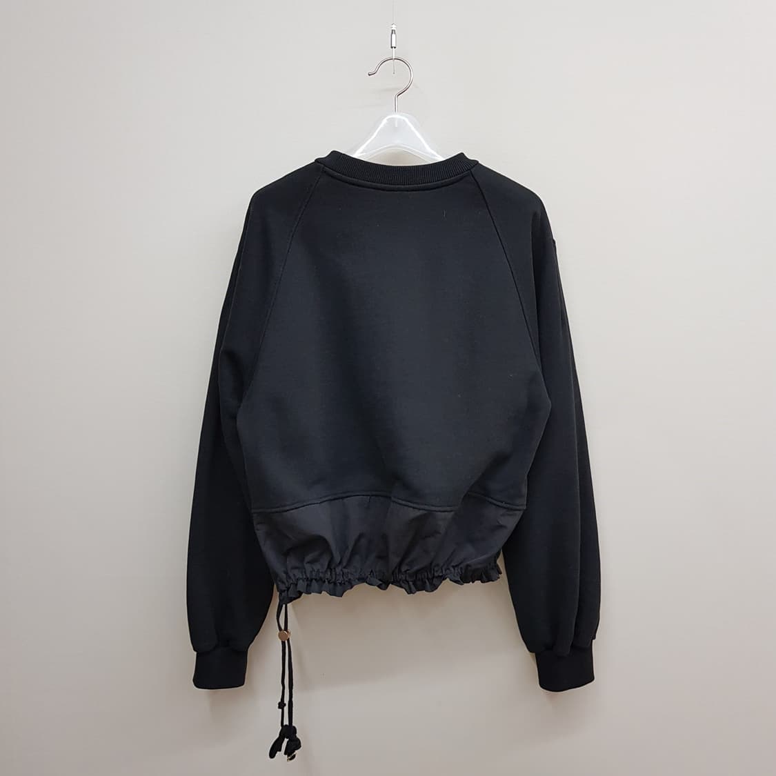 럭키슈에뜨 2023 우븐 배색 헴 스트링 맨투맨  36사이즈 상품이미지5