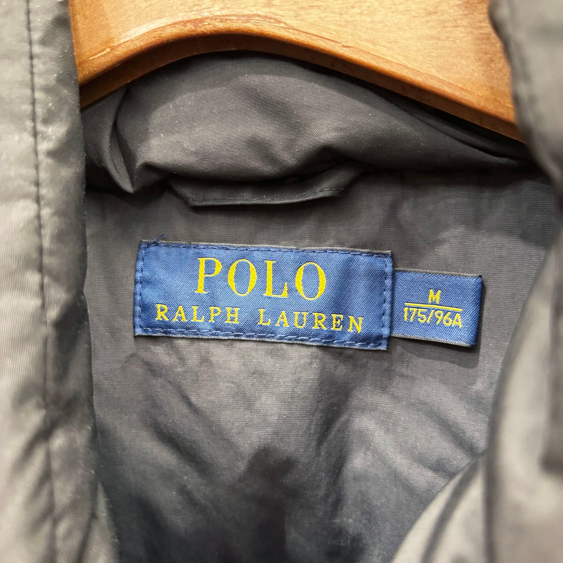 폴로 랄프로렌 하이넥 후드 다운 패딩 베스트 포니 로고 자수 디테일 블랙 상품이미지8