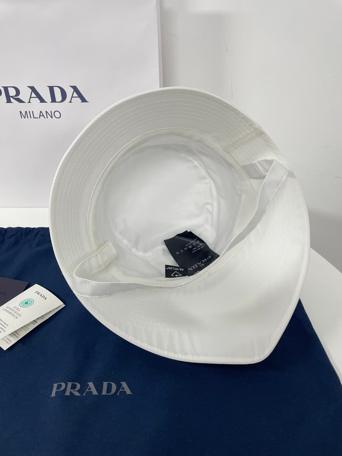 새상품 프라다 리나일론 버킷햇 XL 사이즈 화이트 컬러 상품이미지5