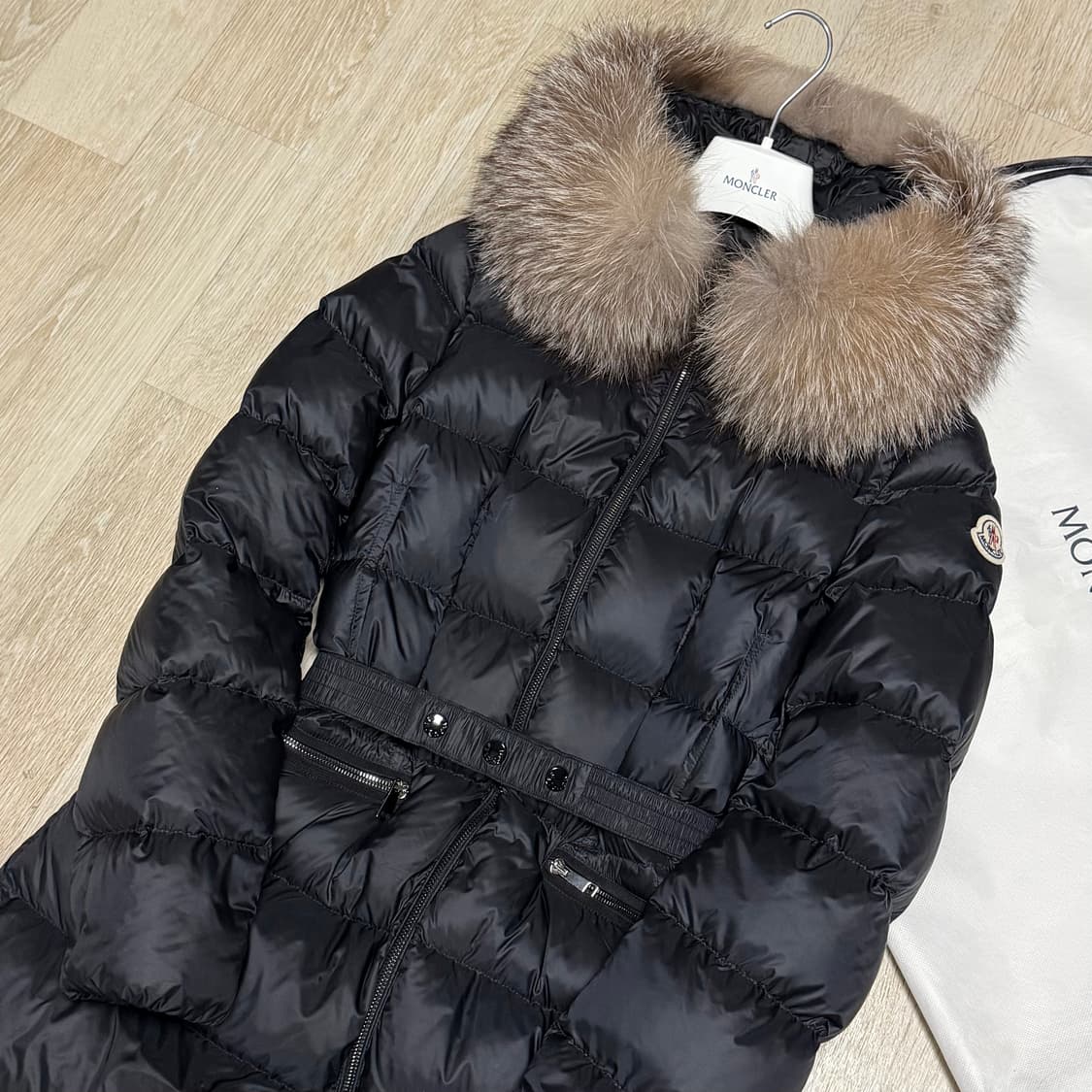 [블랙 0/새상품급] 몽클레어 보에딕 여성패딩 블랙 폭스퍼 풀구성 상품이미지2
