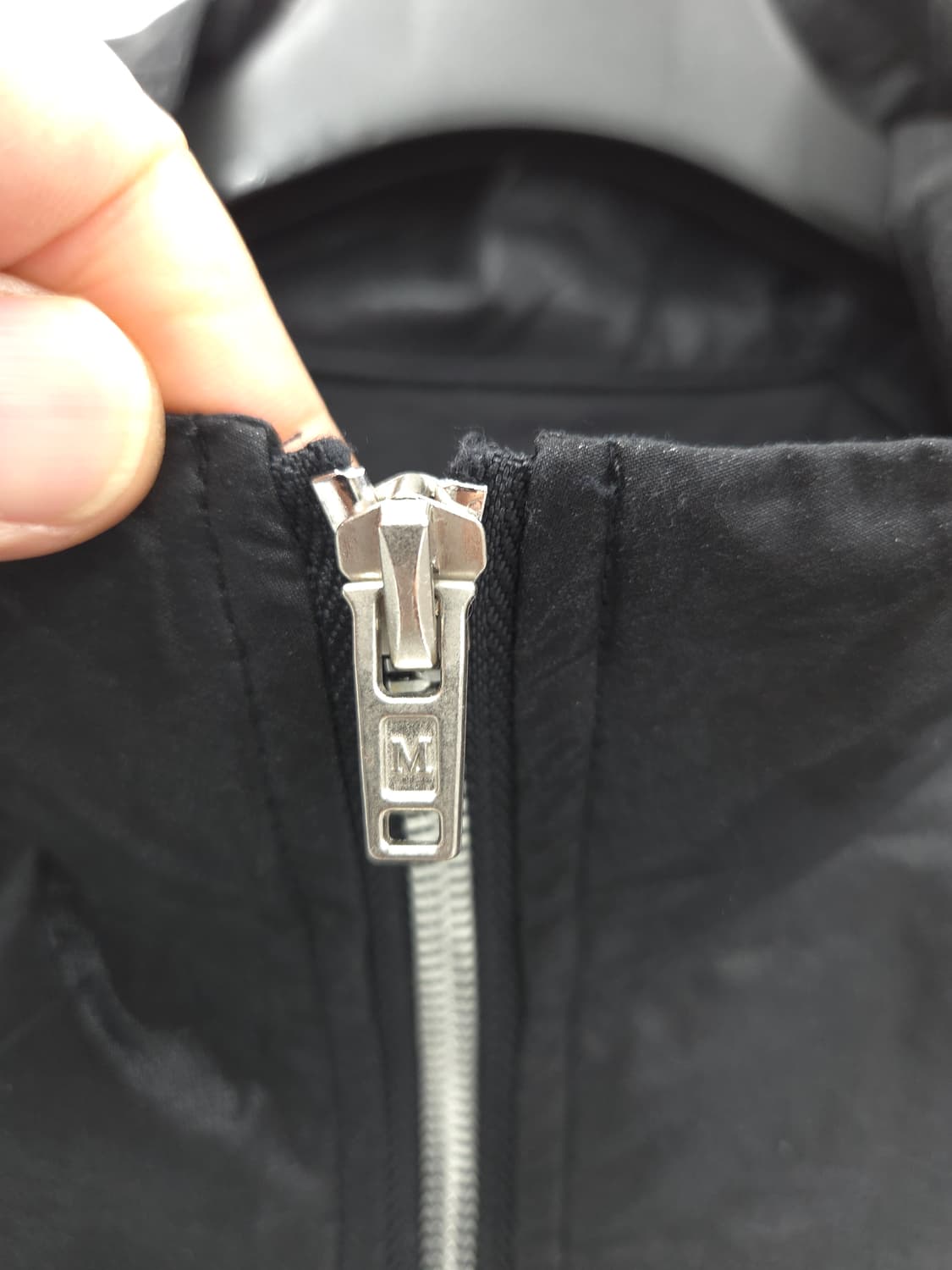 F 2024 마뗑킴 로고 코팅 바람막이 블랙 상품이미지3