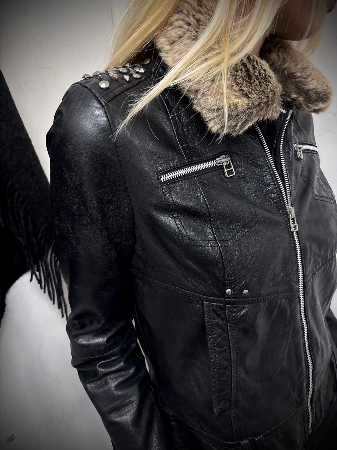 “Vintage” Fur Detail Black Slim Fit Knit 상품이미지3