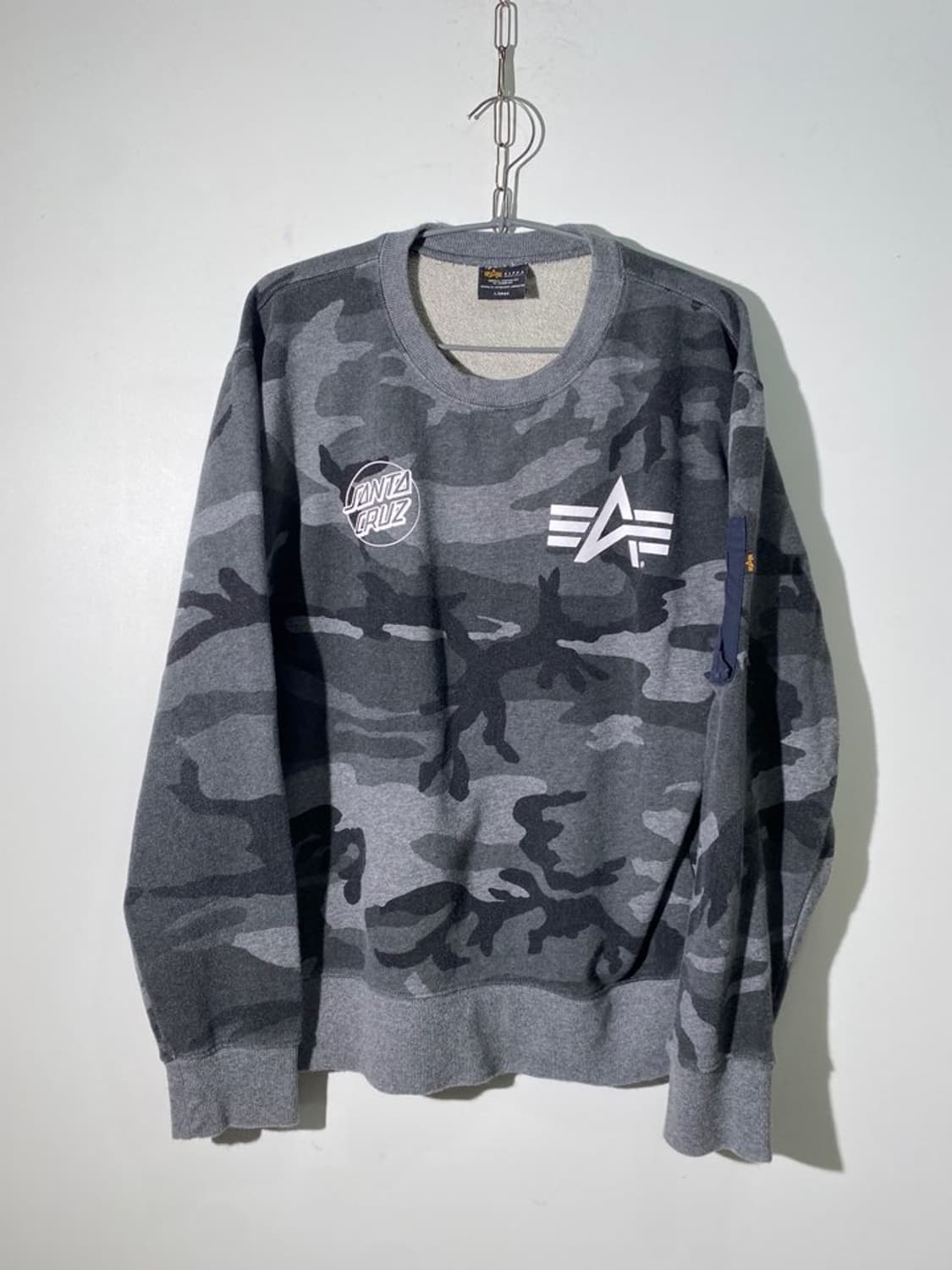 알파 인더스트리 산타 크루즈 카모 패턴 맨투맨 상품이미지2