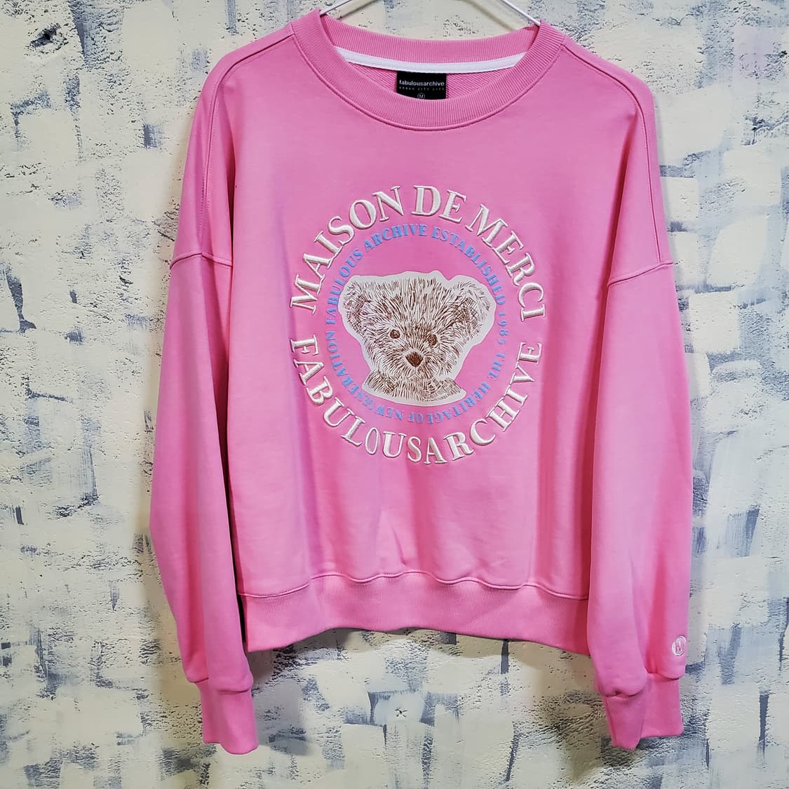 페블러스아카이브 우먼즈 크롭 베어프렌즈 엠보자수 맨투맨  상품이미지1