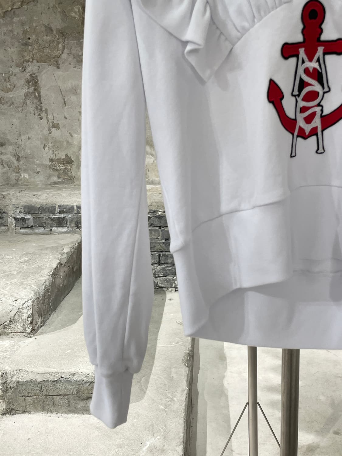 msgm 화이트 앵커 로고 프릴 V넥 크롭 스웻 셔츠 상품이미지4