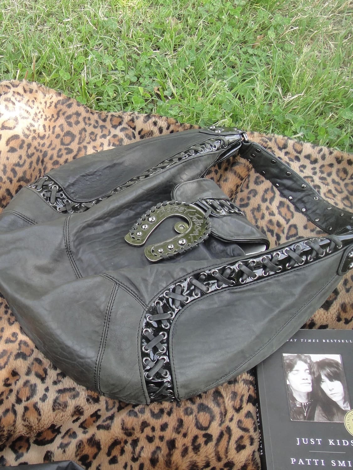 betsey johnson 블랙 레이스업 가죽 백 상품이미지3