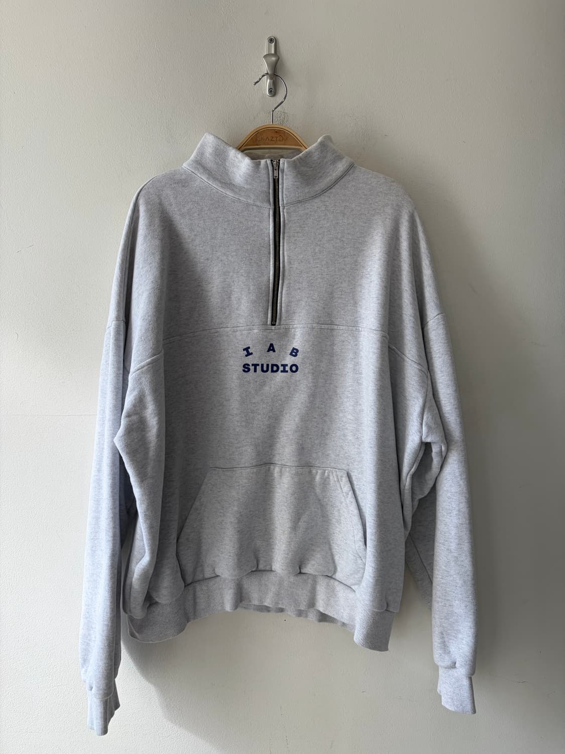 아이앱 스튜디오 반집업 맨투맨 상품이미지1