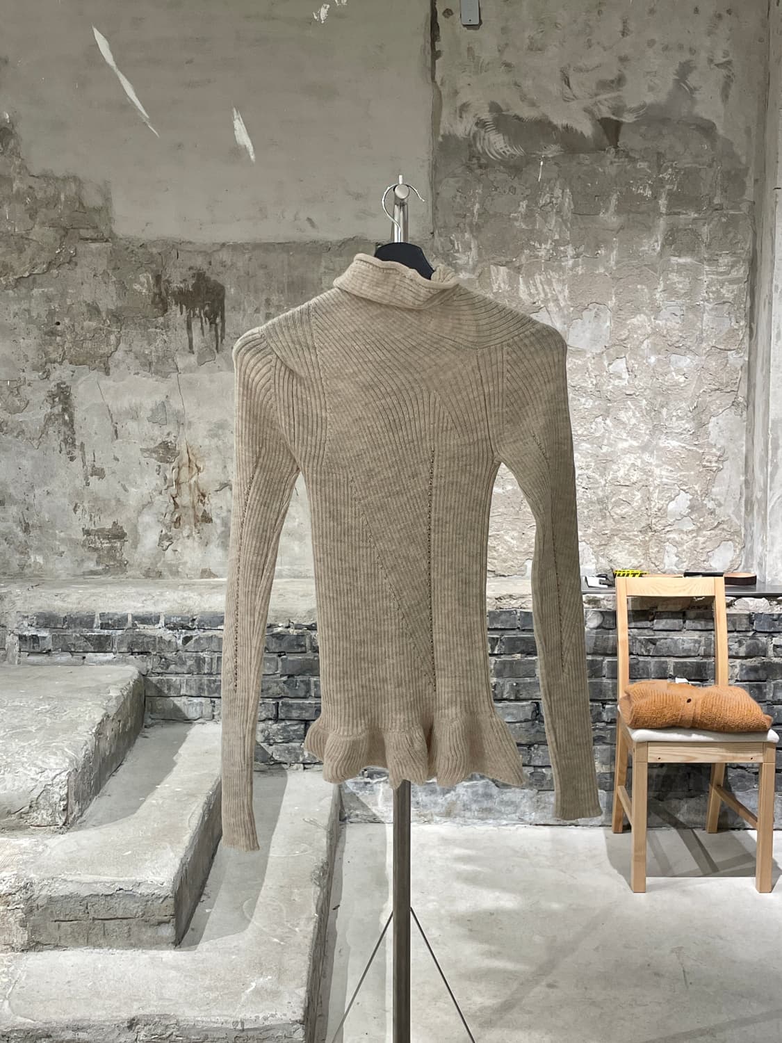 아크네 스튜디오 라이트 베이지 슬림 골지 폴라 니트 상품이미지6