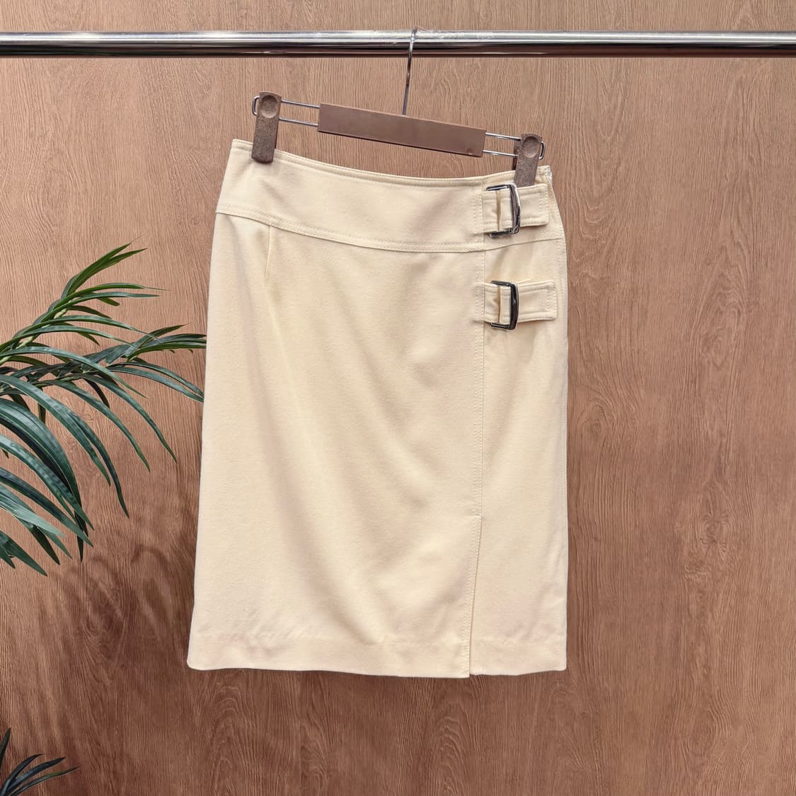 꾸레쥬 미디 스커트 더블 스트랩 사이드 슬릿 라인 디테일 아이보리 상품이미지1