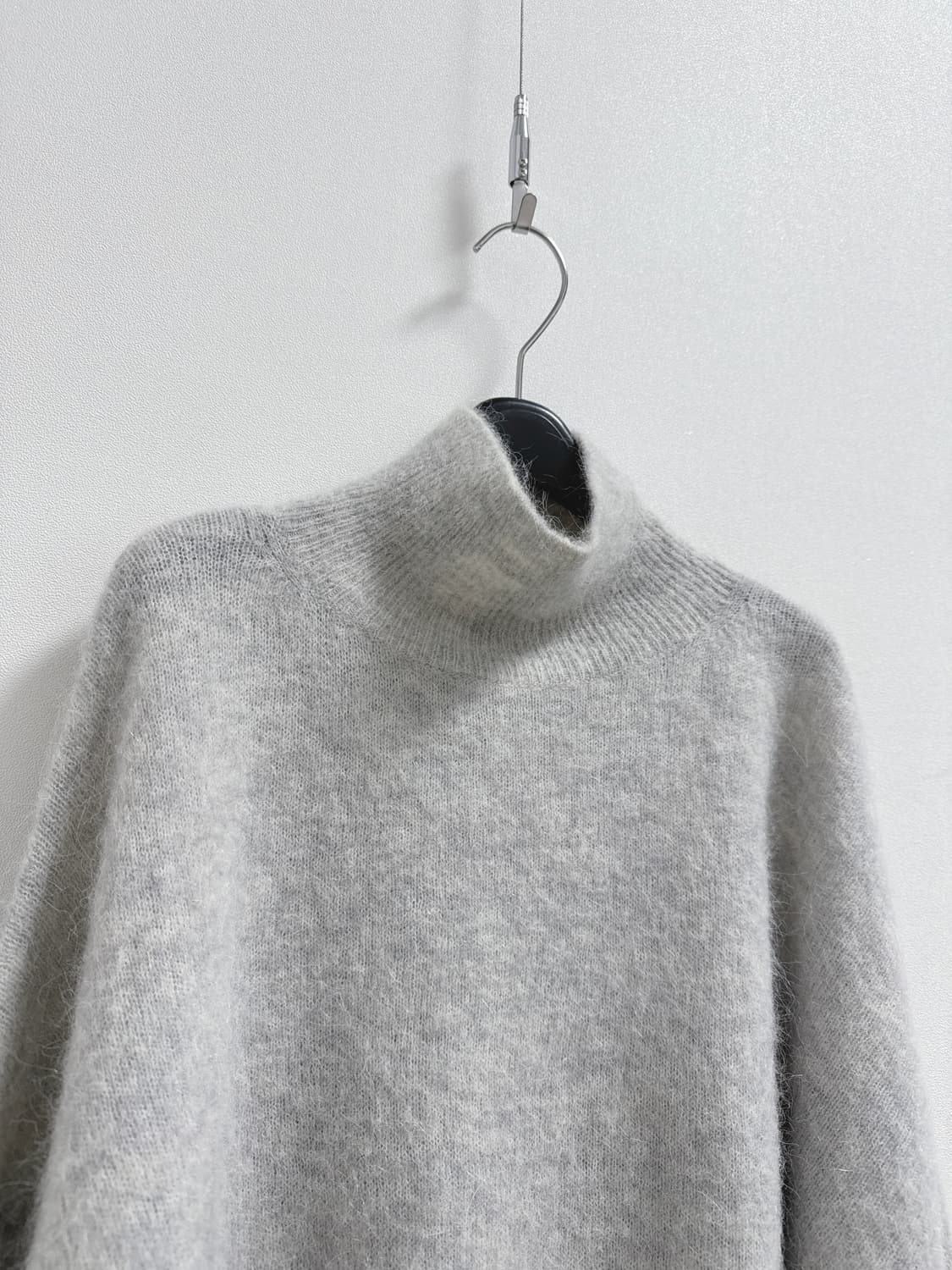 앤아더스토리즈 루즈핏 알파카 하이넥 니트  상품이미지2