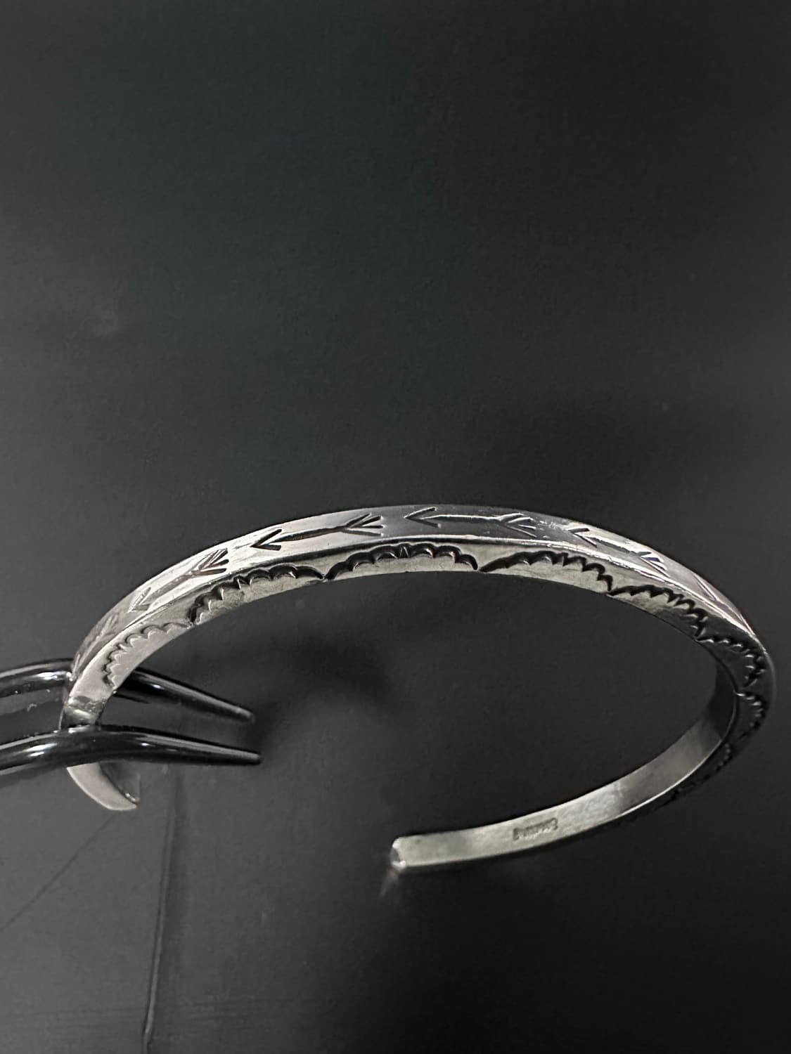 [네이티브 아메리칸]M.E.BEGYE 애로우 패턴 스탬프 커프 상품이미지3