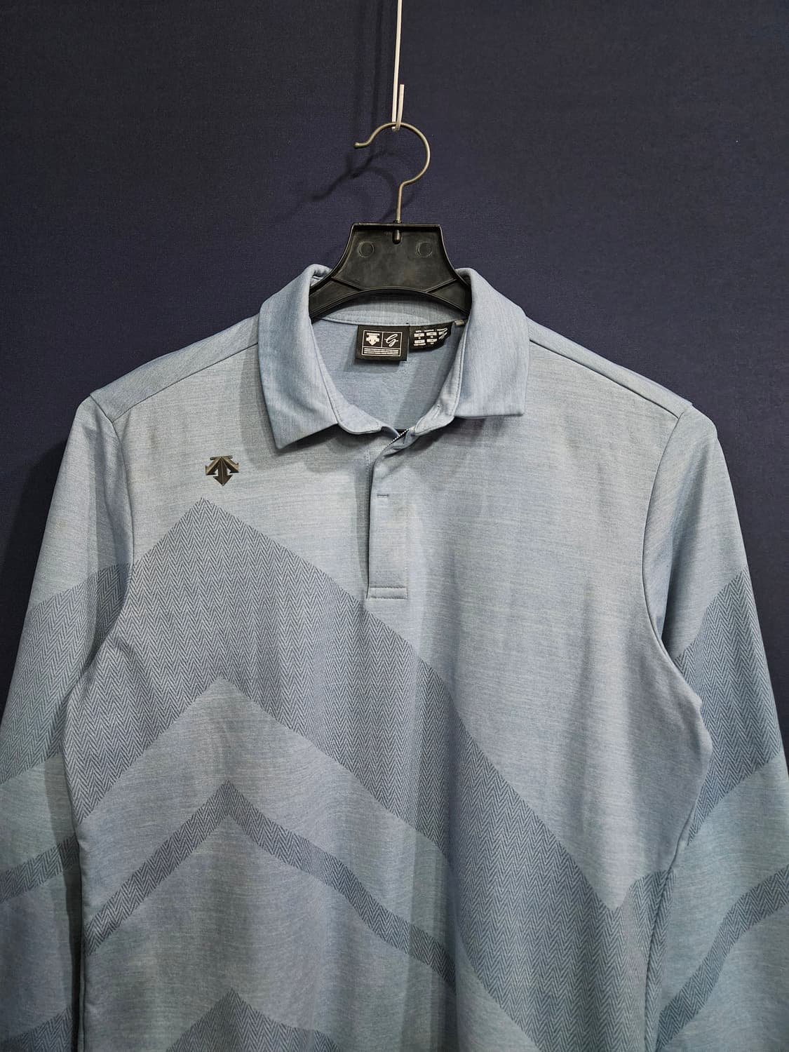 데상트 골프 스카이블루 문양 남성 슬림핏 105 골프 카라긴팔티  상품이미지7