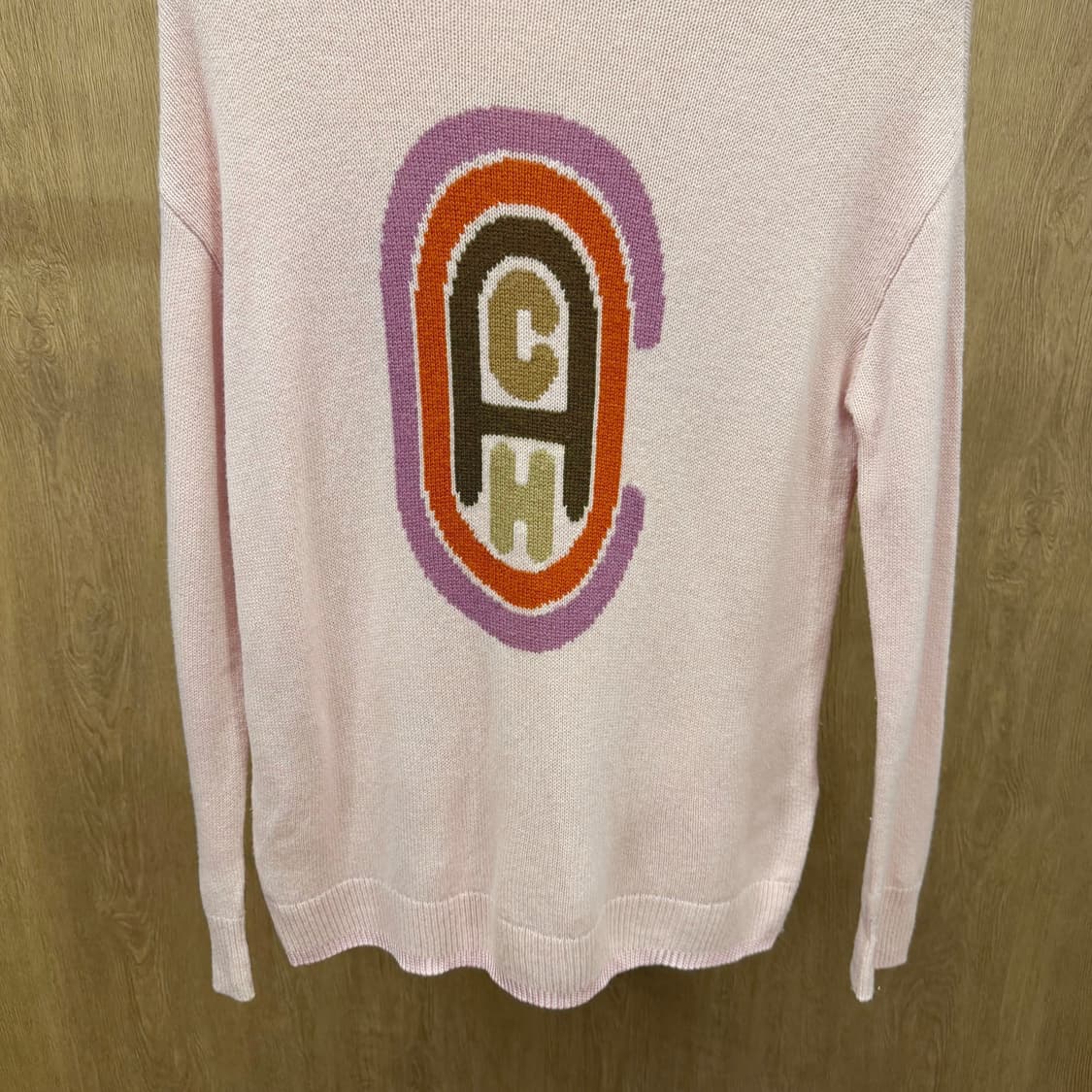 코치 라운드넥 울 캐시미어 긴팔 니트 아치형 로고 인타르시아 디테일 핑크 상품이미지5