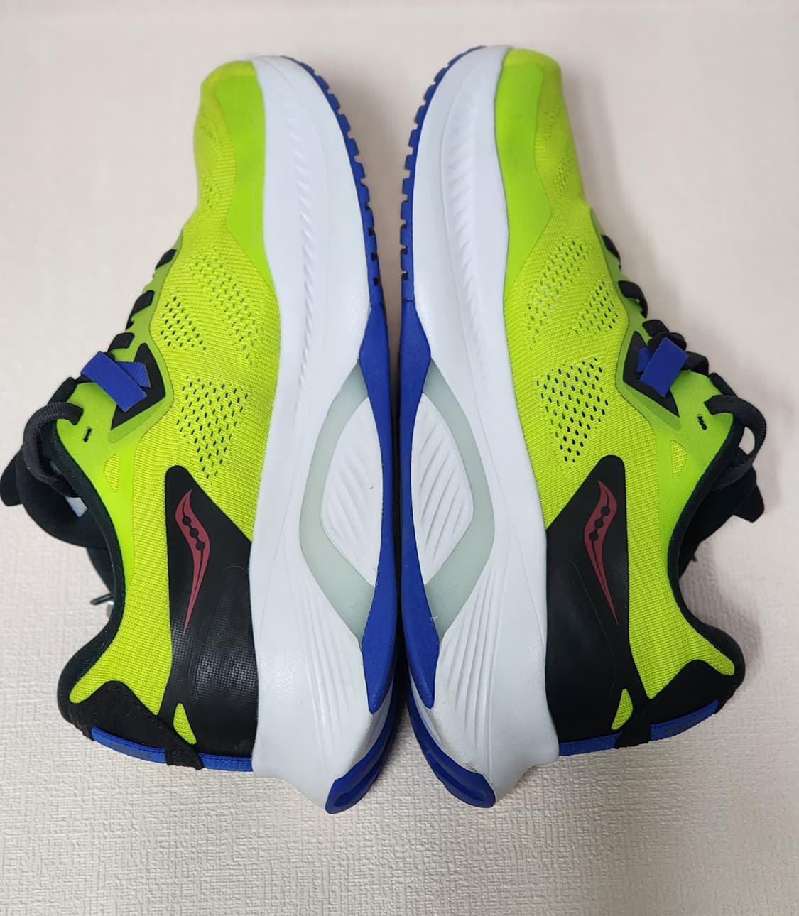 써코니 가이드 15 러닝화 형광 250mm 상품이미지4