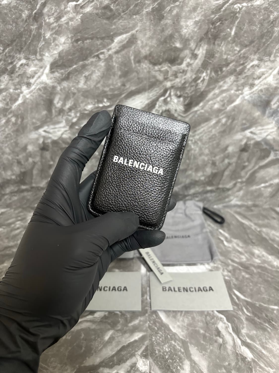 [새상품] 발렌시아가 그레인드 카프스킨 캐쉬 마그네틱 맥세이프 카드지갑 상품이미지1