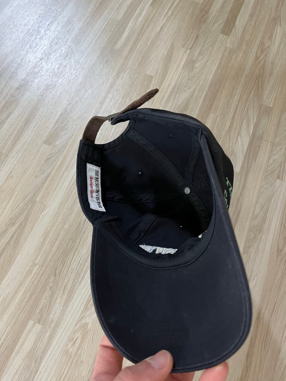 더뮤지엄비지터 모자 상품이미지2