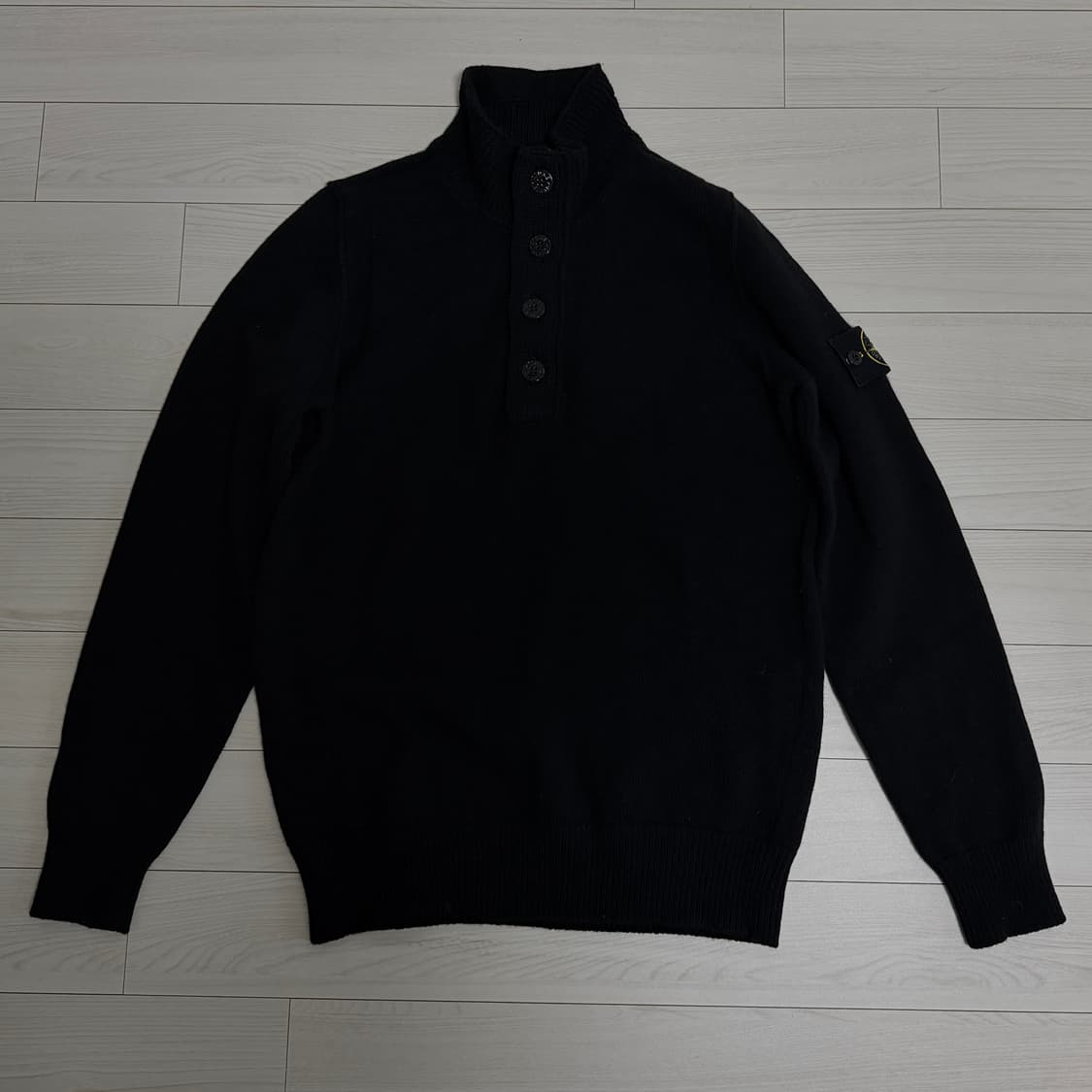 스톤아일랜드 하이 넥 하프 버튼 램스울 니트 블랙 M 상품이미지1