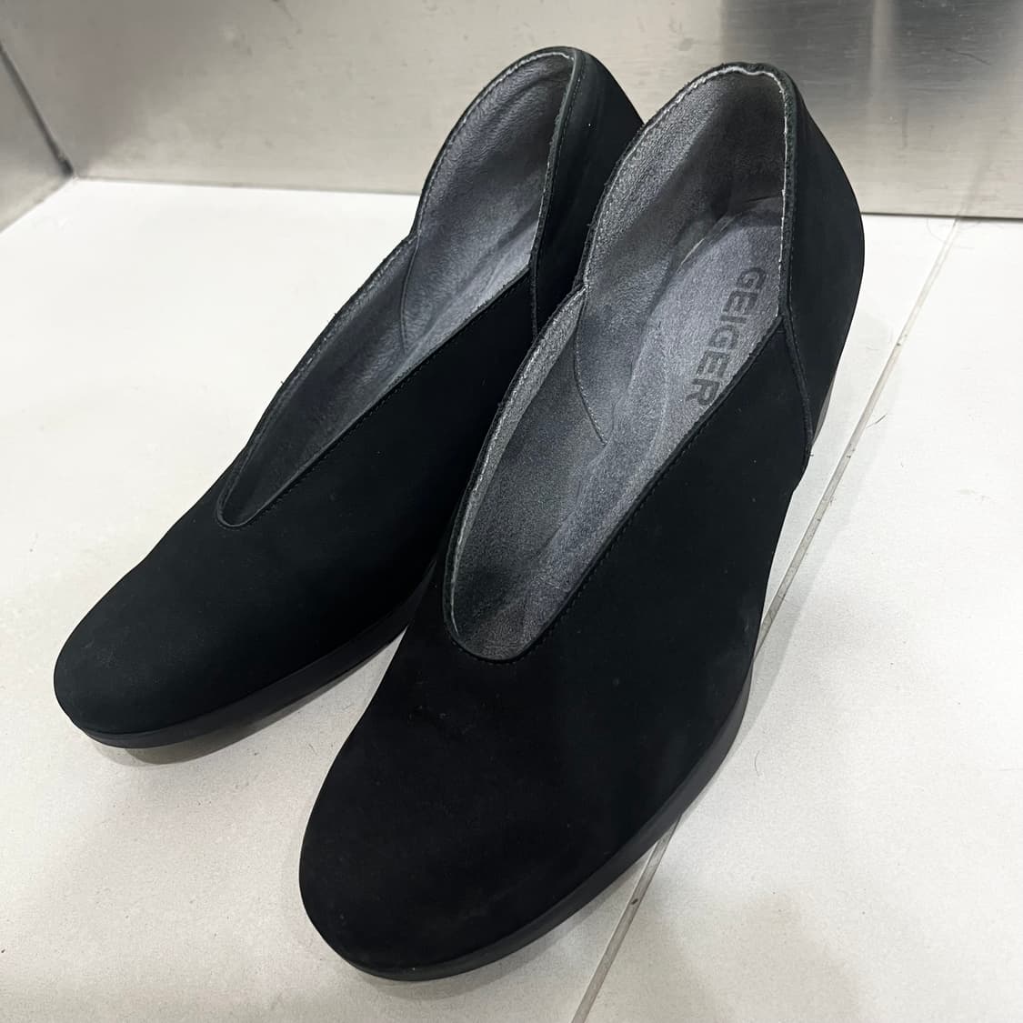 [240] 가이거 소가죽 스웨이드 펌프스 힐 상품이미지3