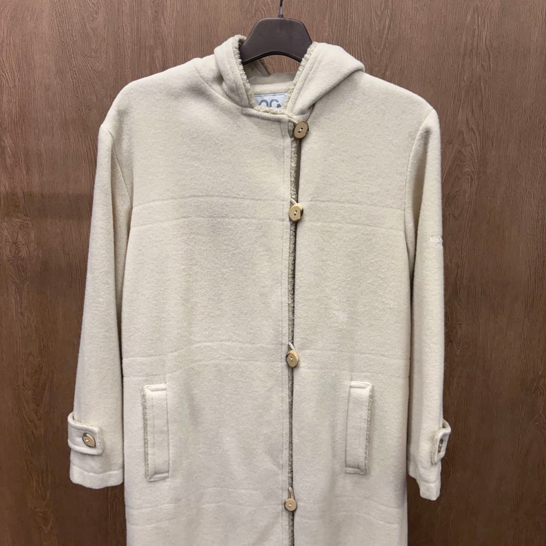 꾸레쥬 후드 코트 버튼 스트랩 웰트 포켓 디테일 레귤러핏 아이보리 상품이미지4