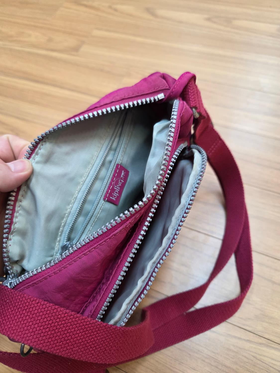 키플링 핑크색 크로스백입니다
실측 25cm 정도 됩니다
- 가볍고 편안하 상품이미지3