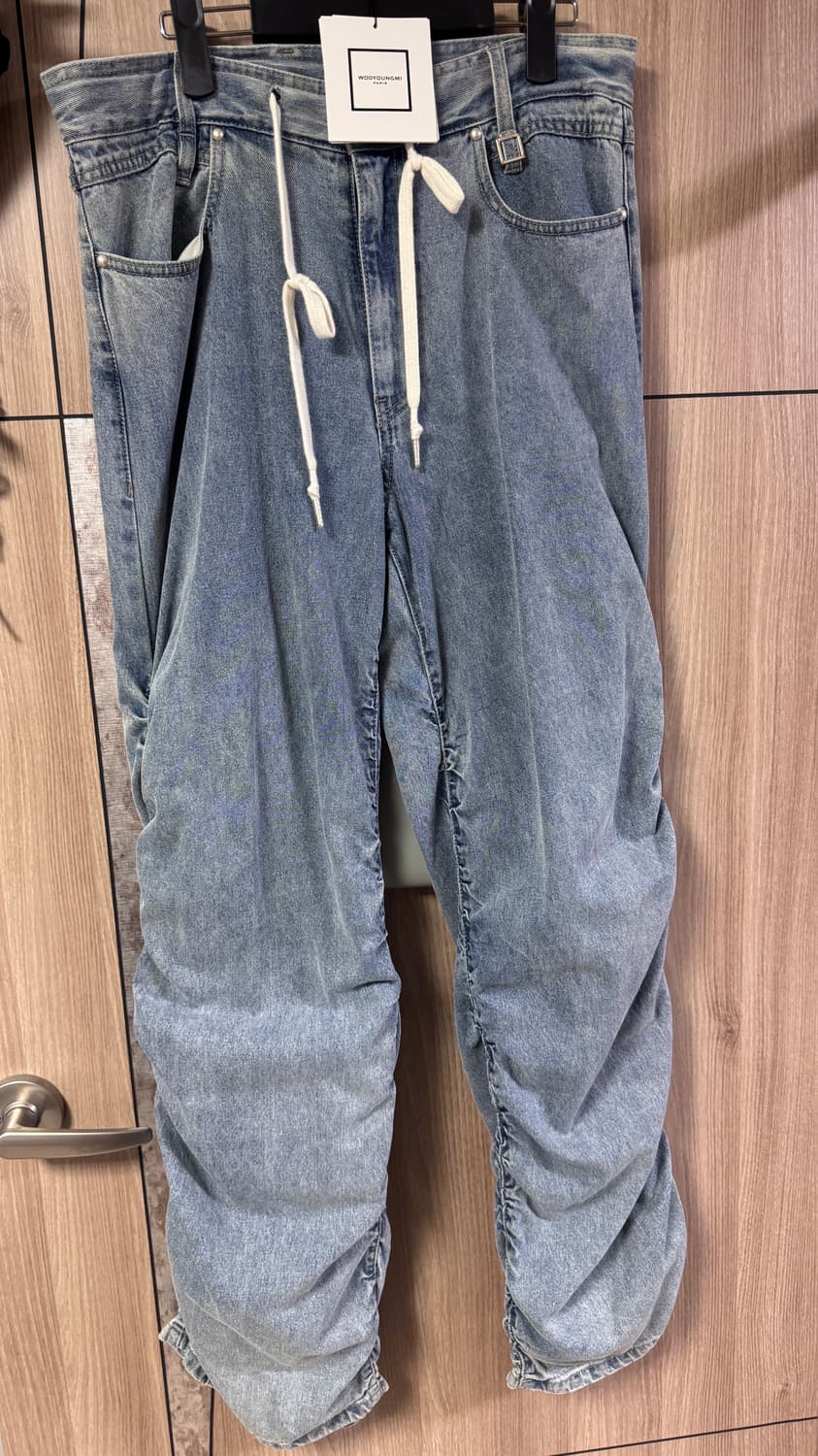 우영미/24fw 와이드 데님 연청 셔링팬츠/48 상품이미지5