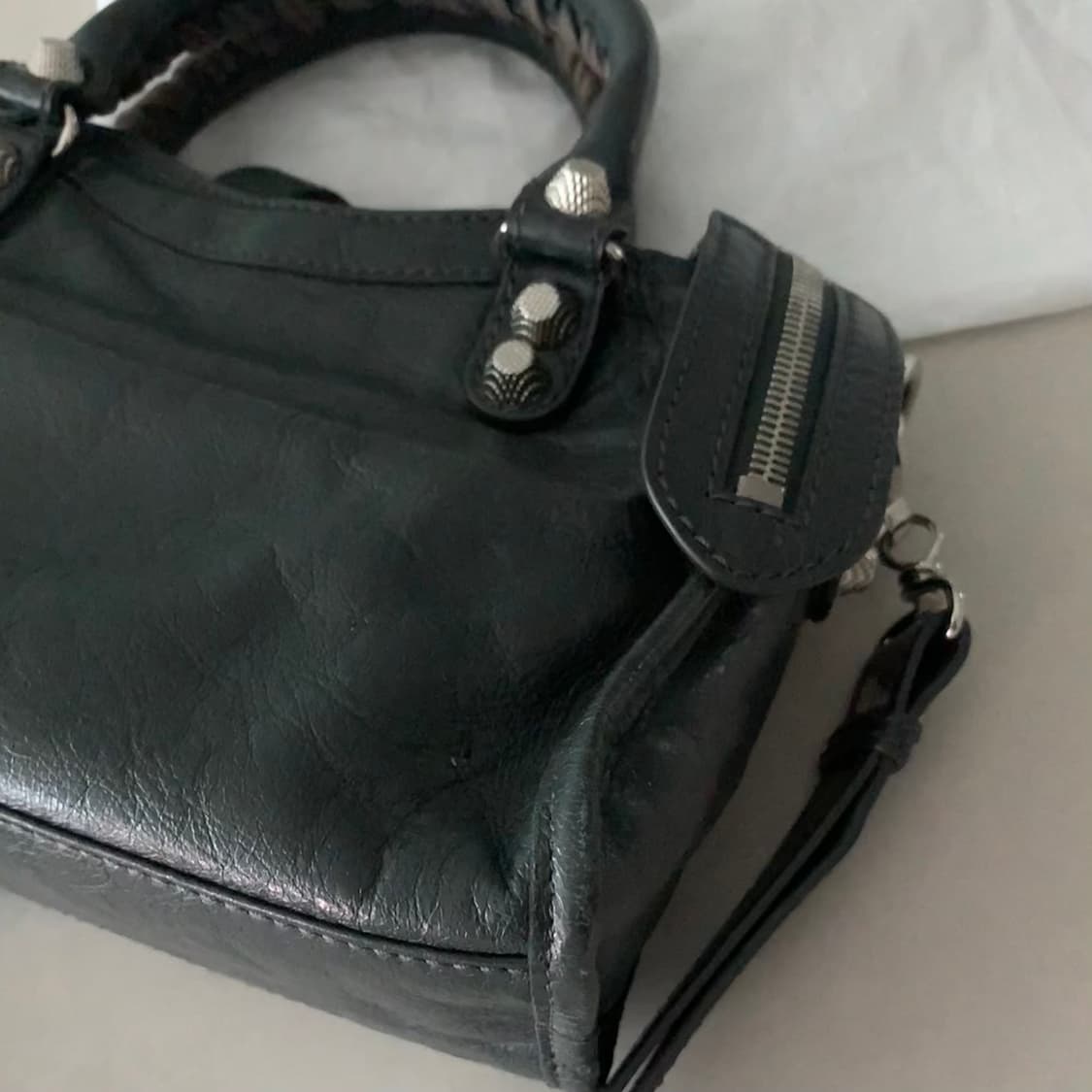 발렌시아가 르시티 모터백 미니 차콜 그레이 상품이미지6