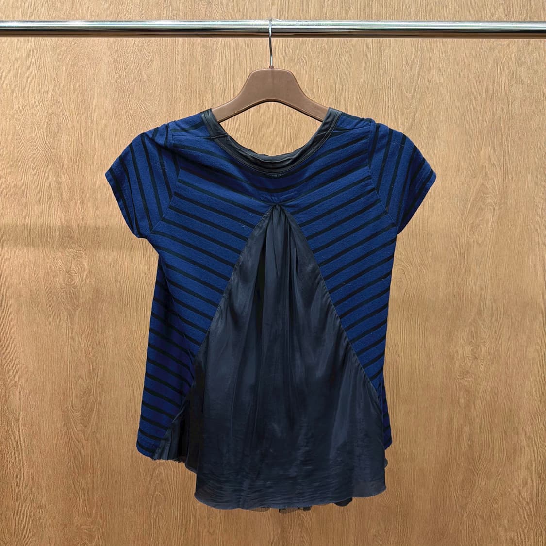 사카이 럭 반팔 티셔츠 스트라이프 후면 배색 레이어드 디테일 루즈핏 블루 상품이미지3