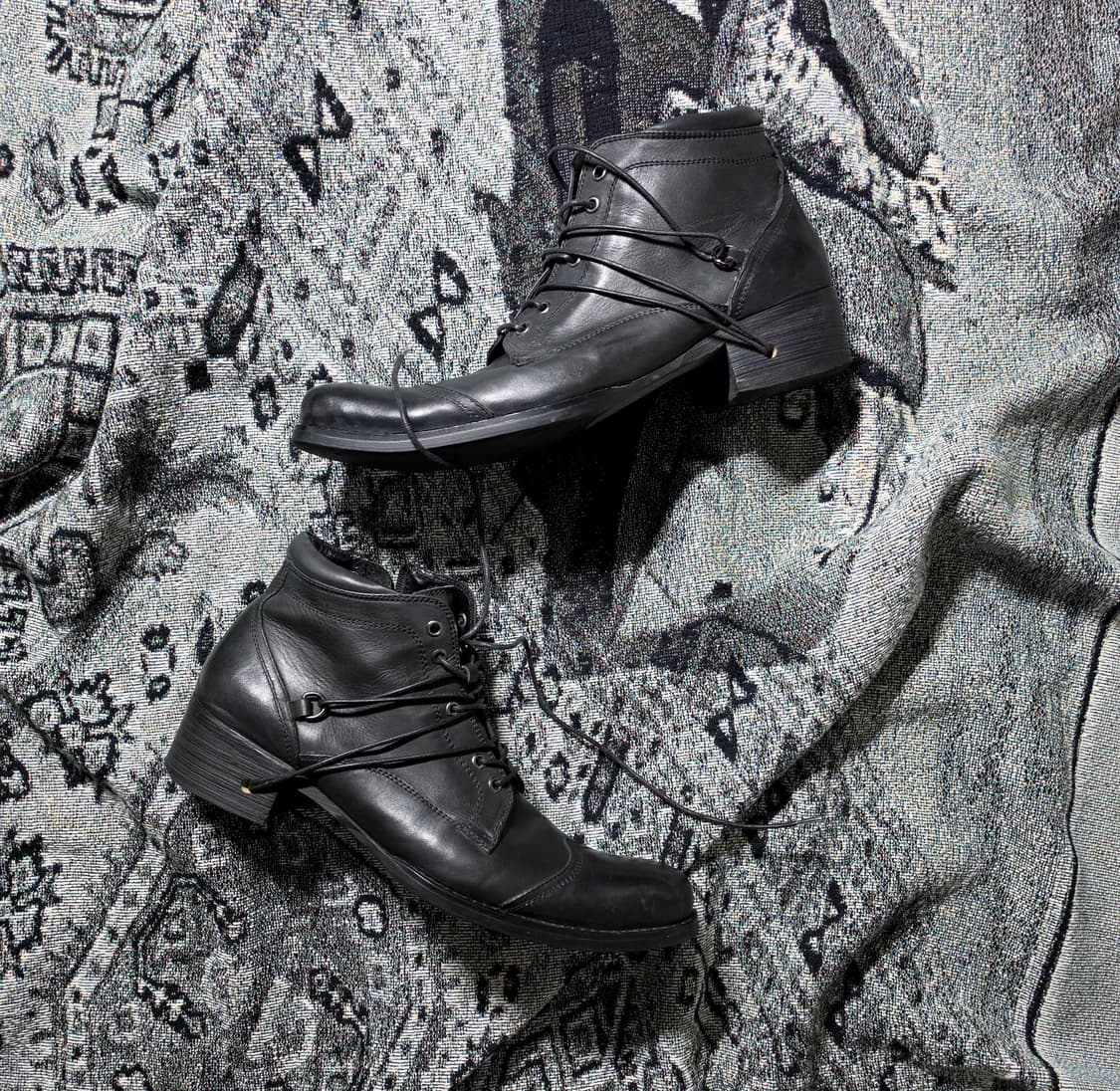 훕데두 레이스 스루 블랙 레더 부츠 상품이미지1