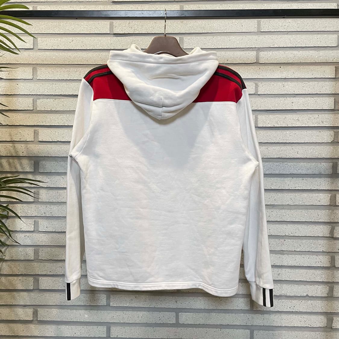 아디다스 후드티 앞면 로고 소매 삼선 디테일 화이트 상품이미지3