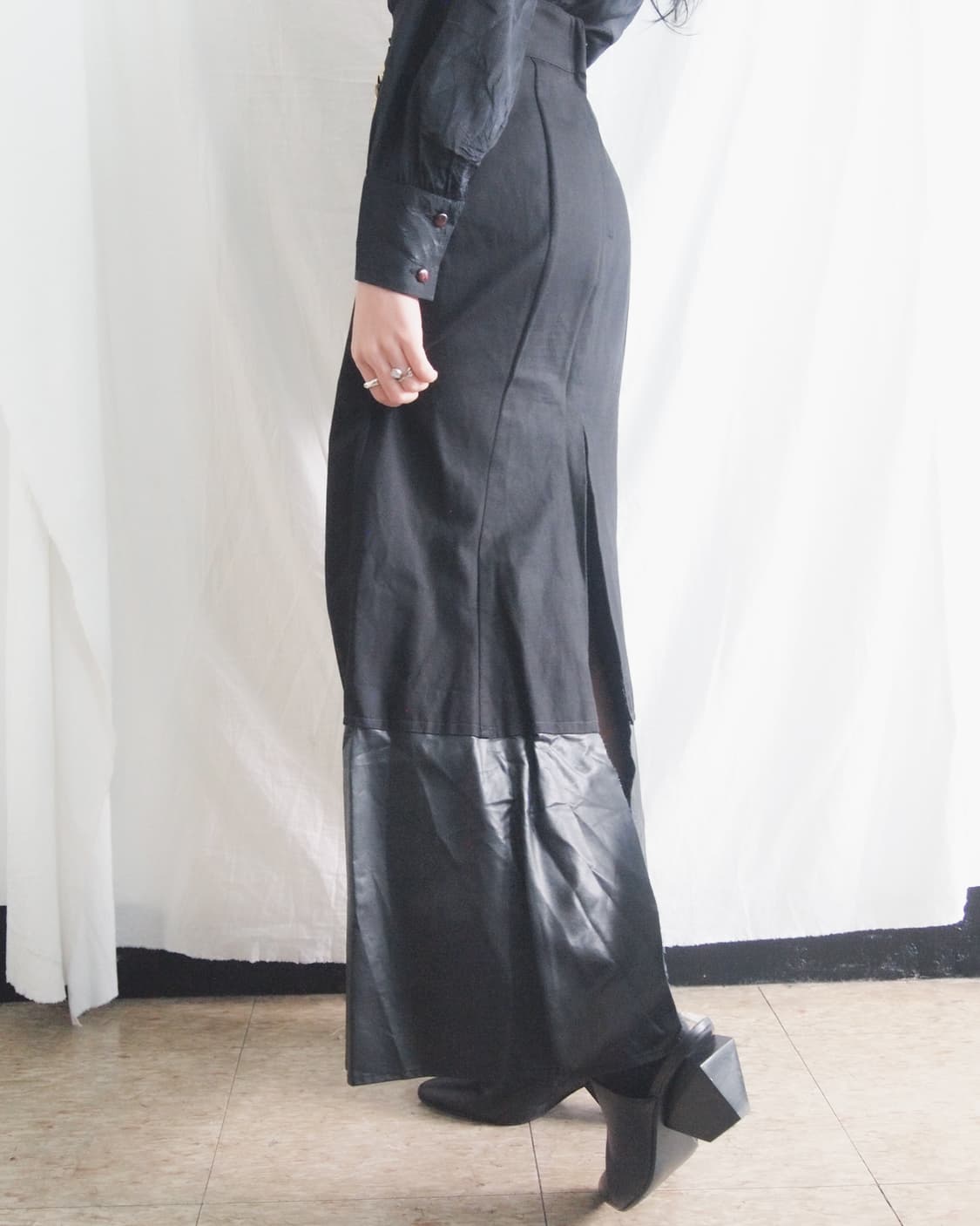 돌체앤가바나 금장 마린 버튼 블랙 레더패널 롱스커트 상품이미지4