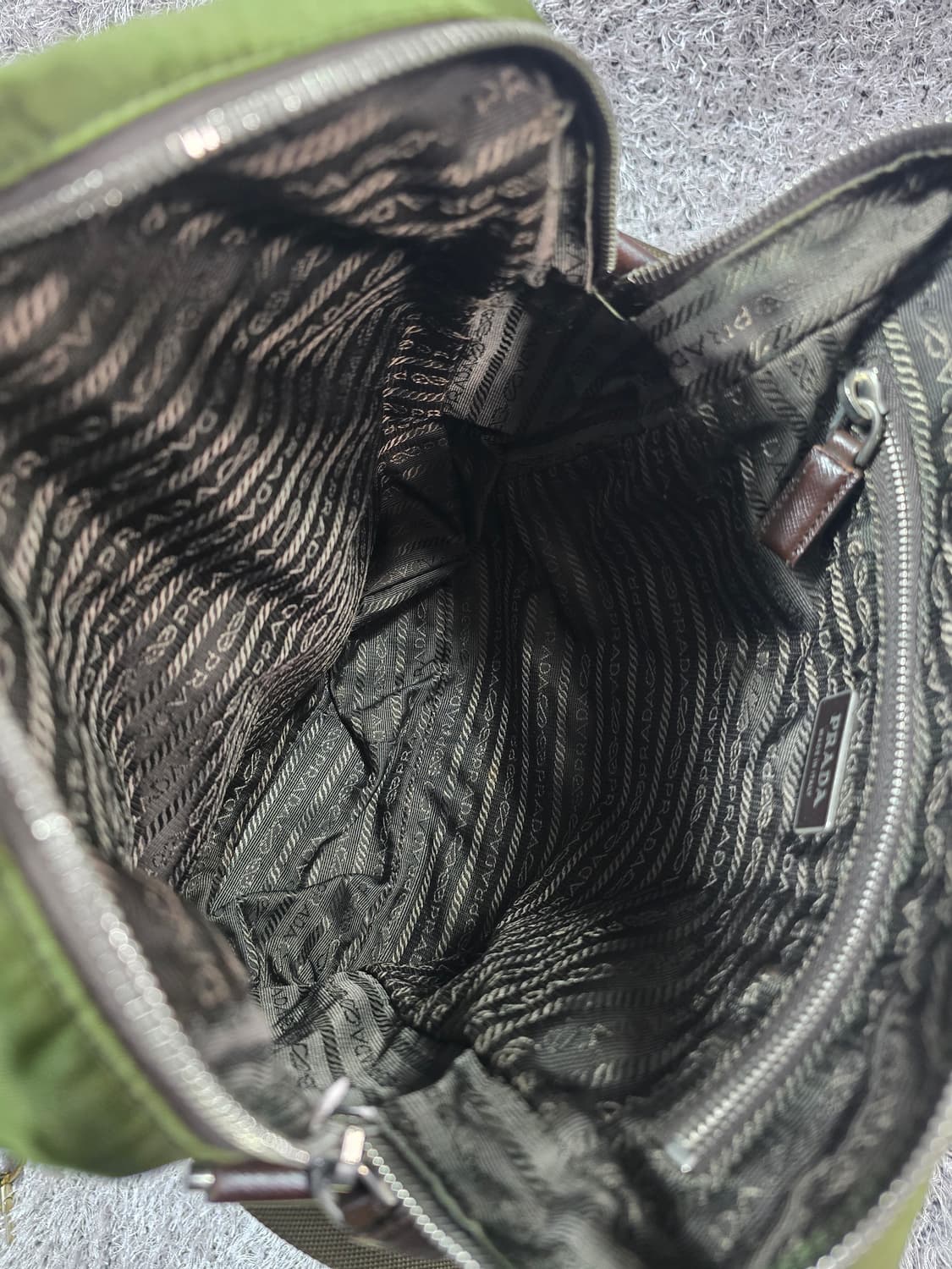 프라다 라일론 크로스백

 상품이미지10