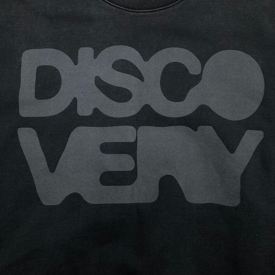 디스커버리 블랙 컬러 스펠아웃 빅로고 맨투맨 상품이미지2