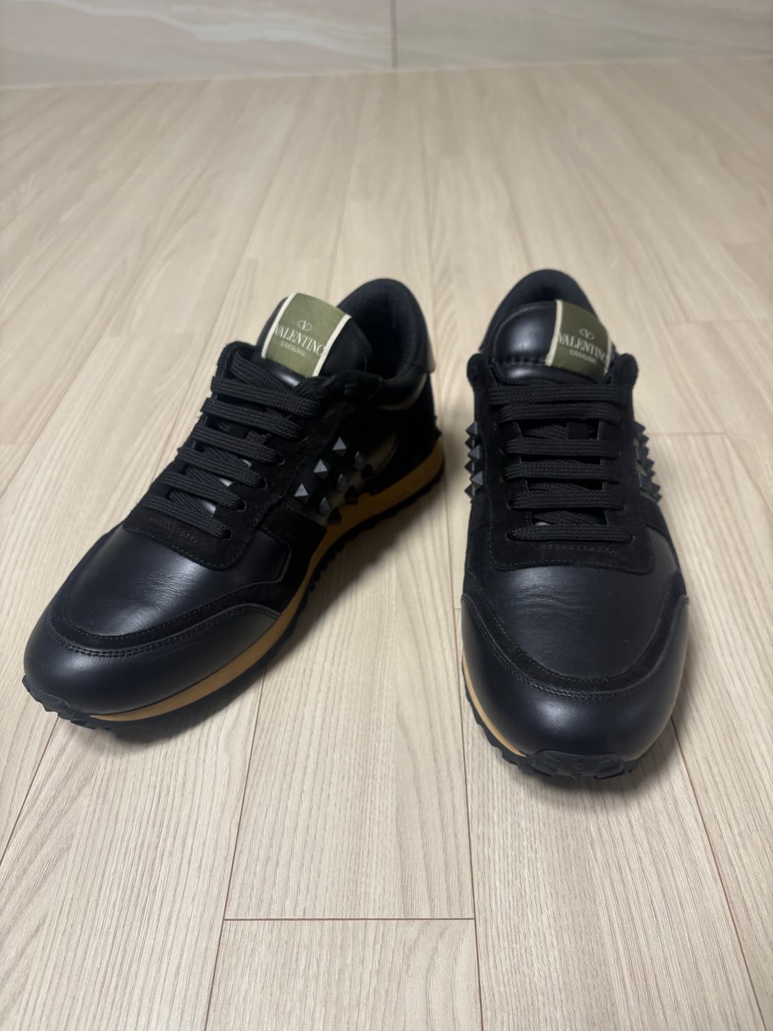 발렌티노 락스터드 스니커즈 상품이미지1