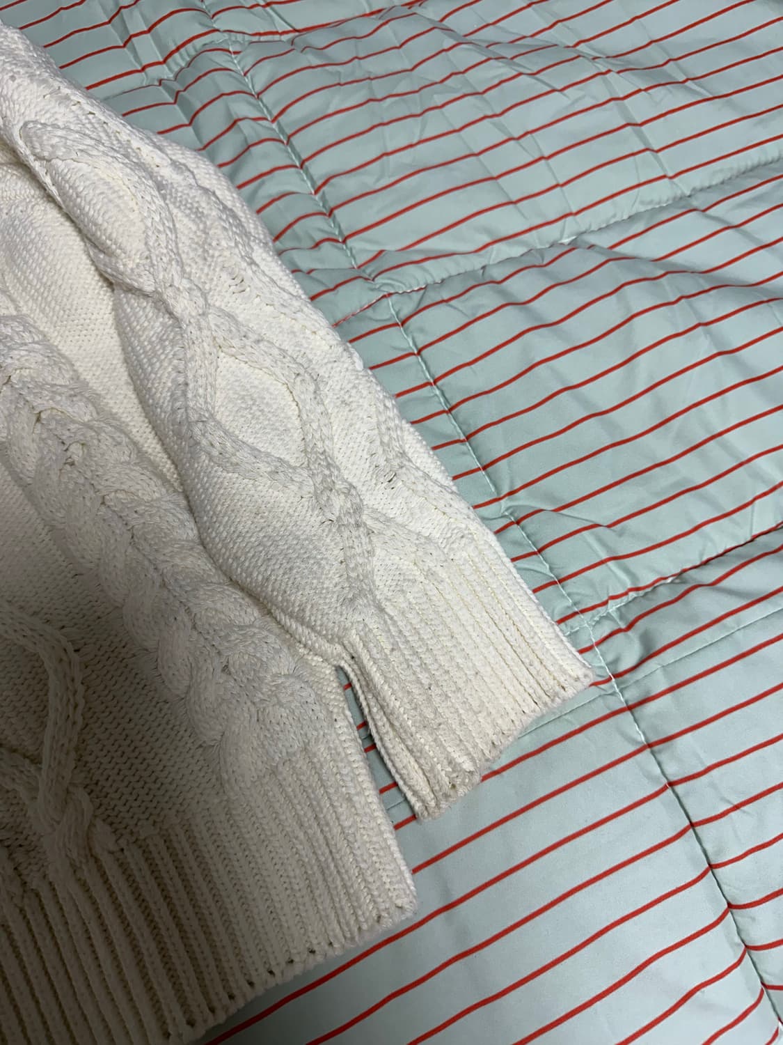 프렌다 TWISTED CREW NECK KNIT IVORY 상품이미지6