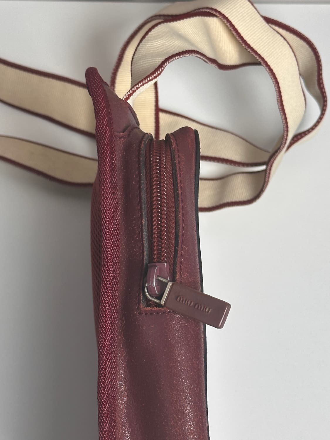 미우미우 버건디 레더 & 패브릭 크로스바디 백 unisex 상품이미지5