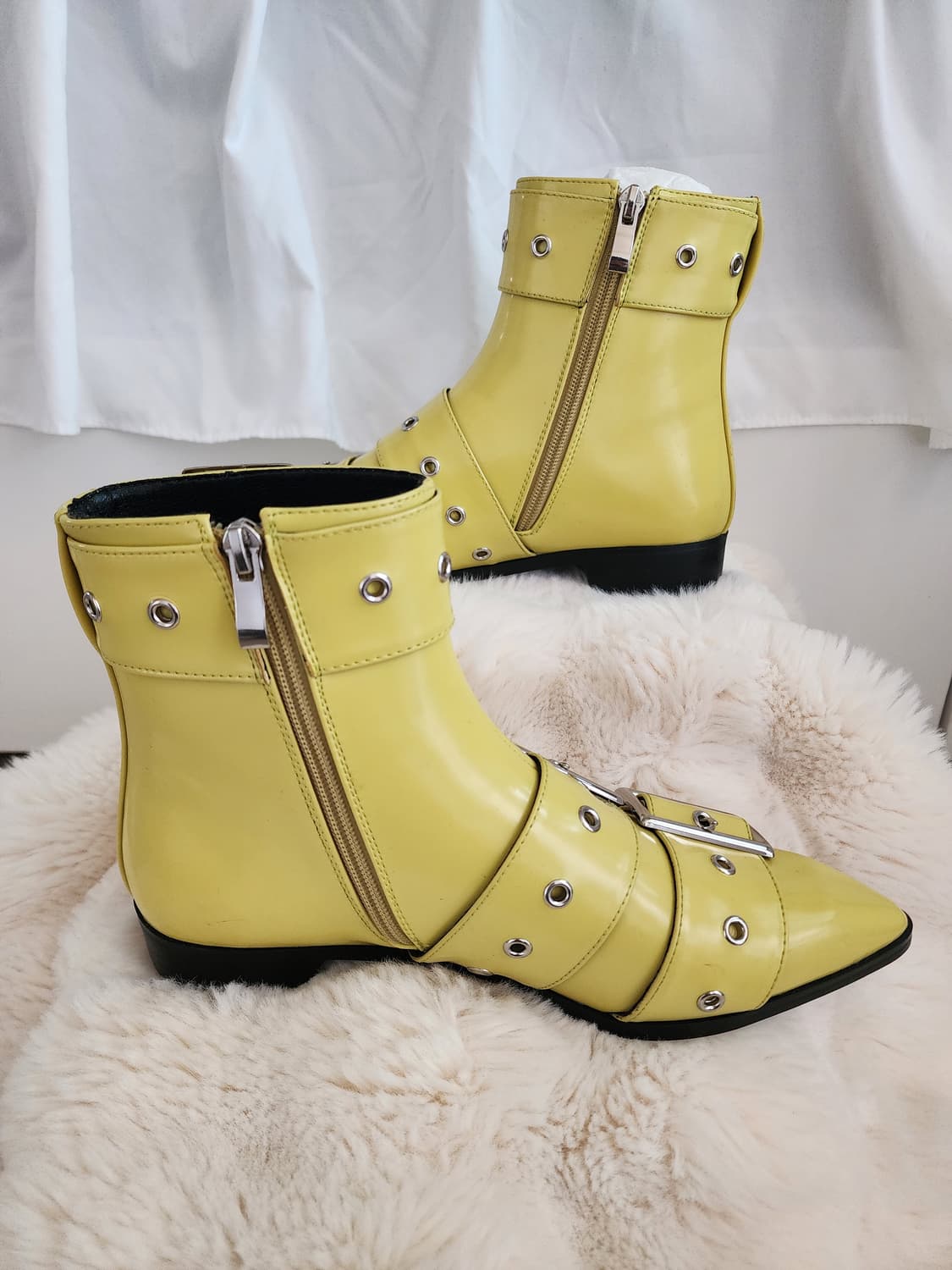 엘칸토 수입 옐로우 버클 장식 앵클 부츠 상품이미지1