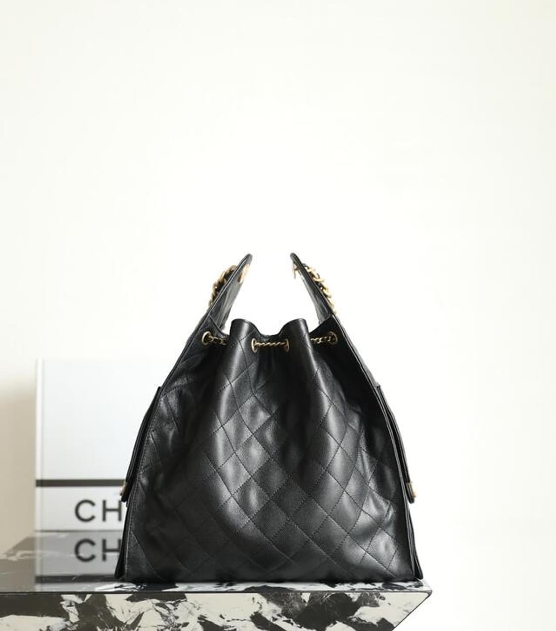 샤넬 블랙 퀼팅 호보백 상품이미지4