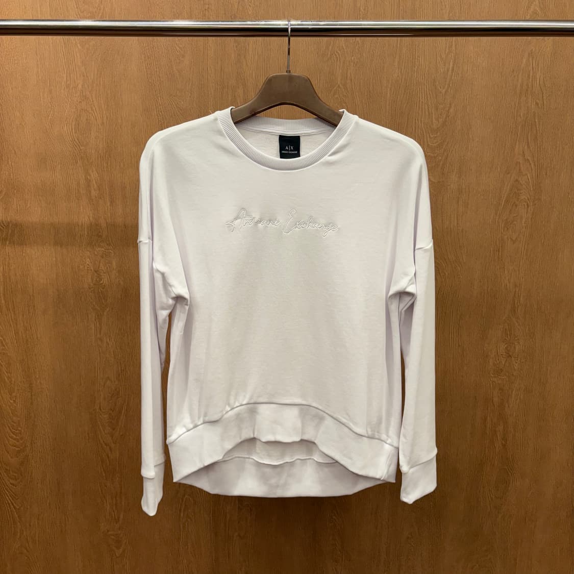 아르마니 익스체인지 맨투맨 시그니처 로고 자수 하이 로우 디테일 화이트 상품이미지2