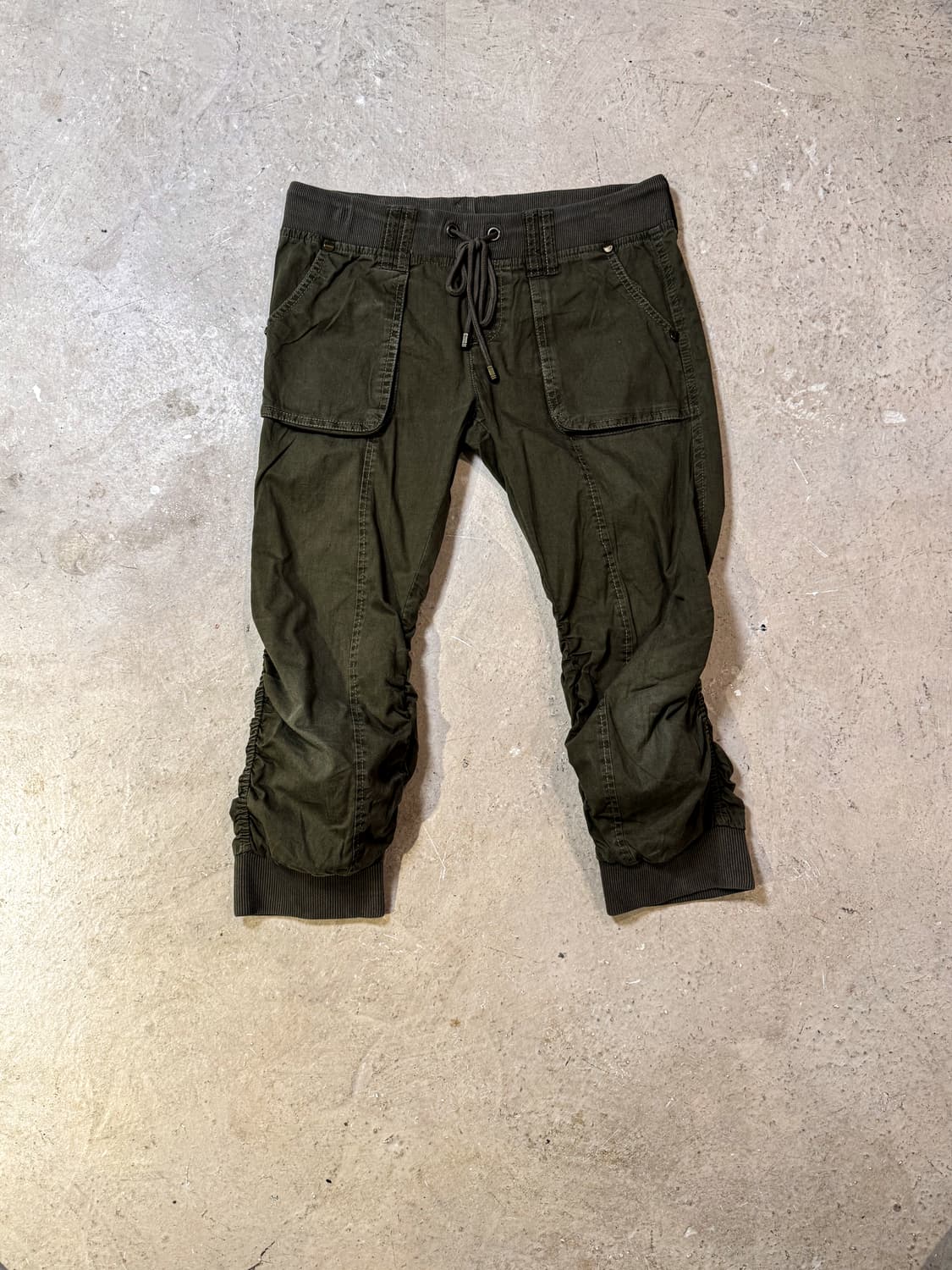 Khaki shirring capri pants  카키 셔링 카프리 팬츠 상품이미지1