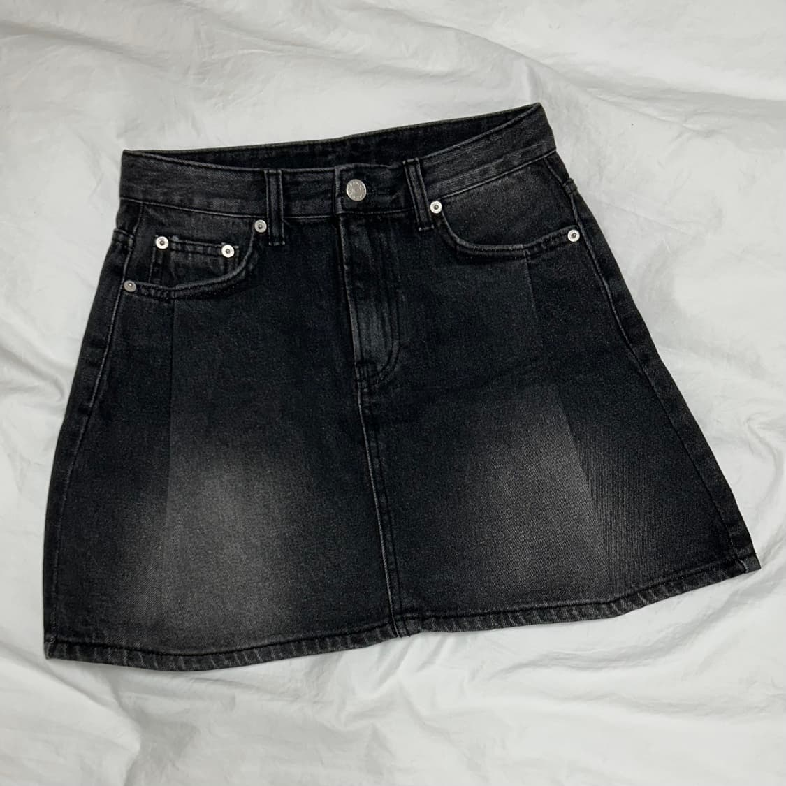 데님 핀턱 미니 스커트 흑청 상품이미지1
