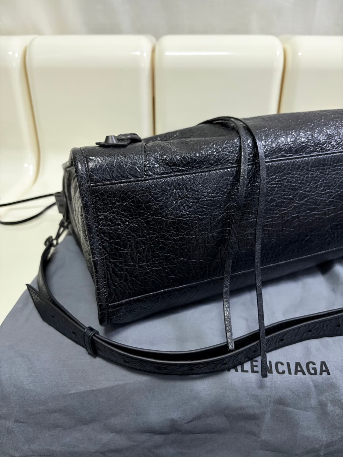 [새상품급 정품] 발렌시아가 르 시티 모터백 미디움 상품이미지4